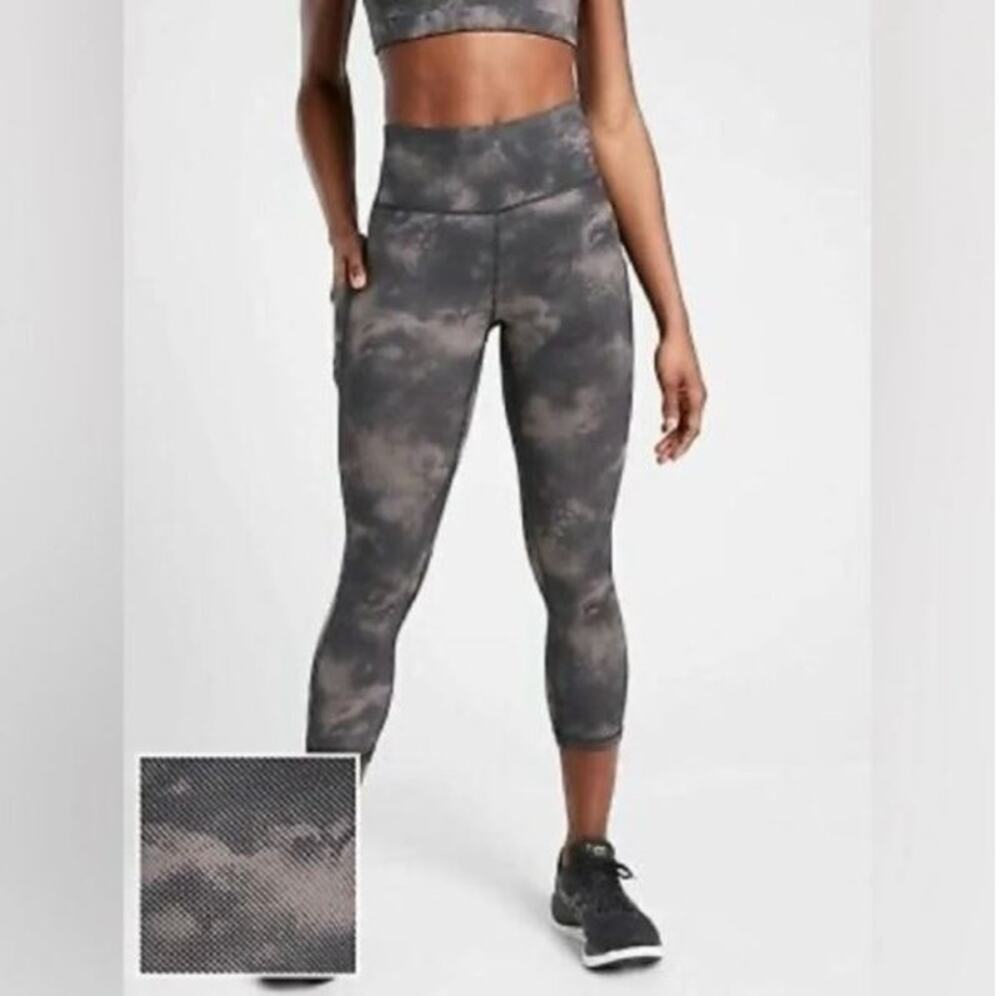 Athleta Ultimate Stash Pocket Printed Capri Leggings Digital Gray S